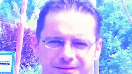 Incastrato nell’auto in fiamme muore carbonizzato a 49 anni