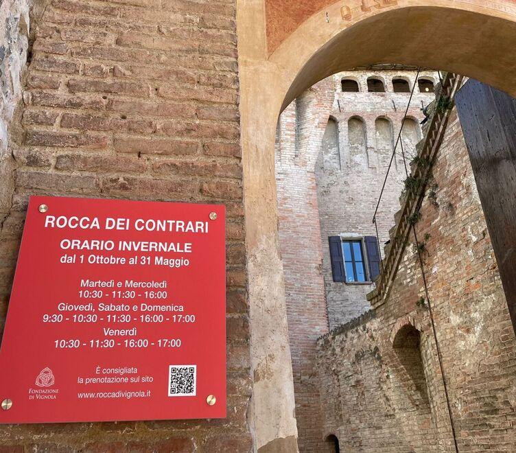 Vignola. Associazioni in campo «La Rocca non si tocca Cambiate il cartello» 