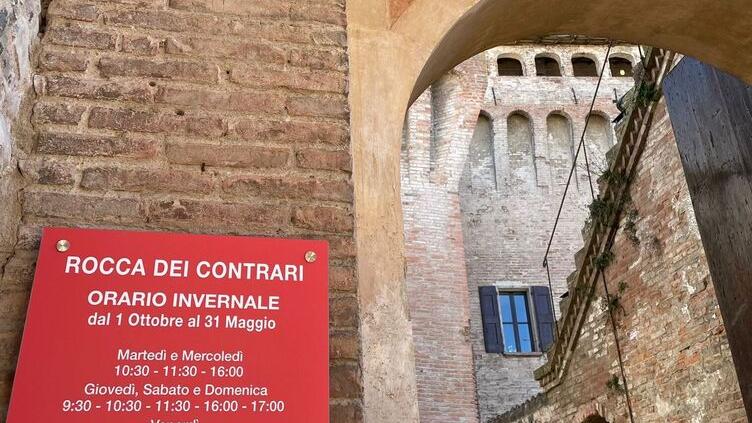 Vignola. Associazioni in campo «La Rocca non si tocca Cambiate il cartello»
