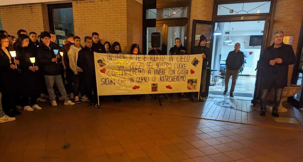 San Prospero Fiaccolata degli amici e un dono al “Guarini” in memoria di Fabio 