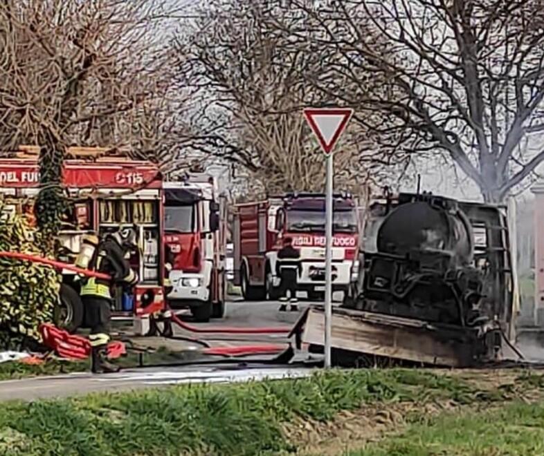 San Cesario Mezzo in fiamme mentre asfaltano 