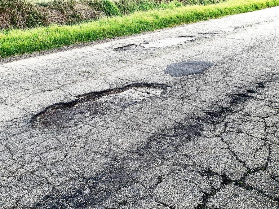 
	Voragini, altro che buche, in molte strade provinciali. I rattoppi ormai non servono pi&ugrave;


