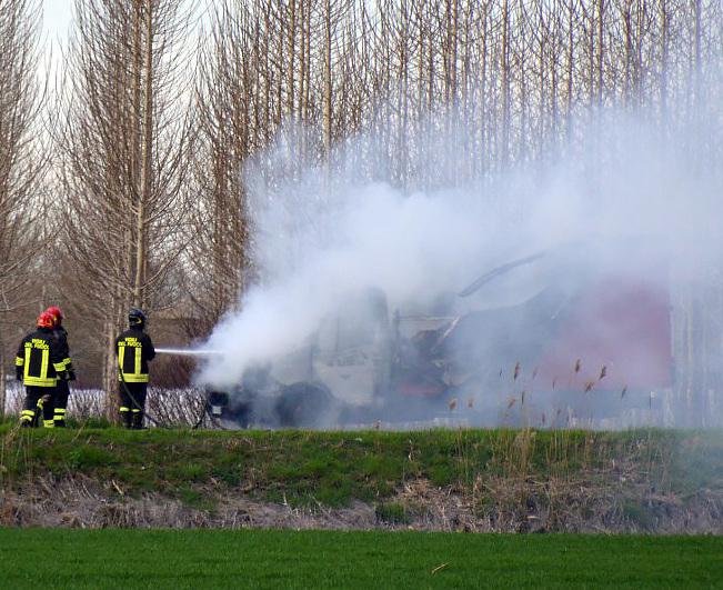 Portomaggiore, furgone del corriere a fuoco: bruciati i pacchi in consegna