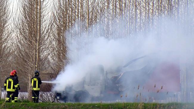 Portomaggiore, furgone del corriere a fuoco: bruciati i pacchi in consegna