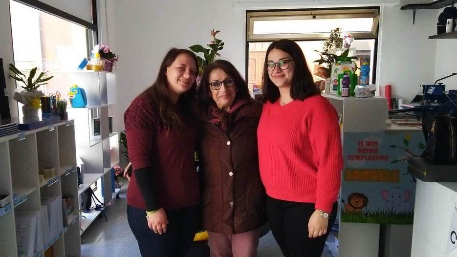 Orbetello, quarant’anni alla copisteria: ora cede il testimone. «A 73 anni voglio fare la nonna»