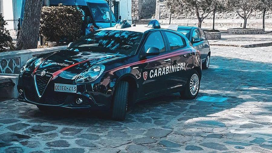 Un'auto dei carabinieri (foto d'archivio)
