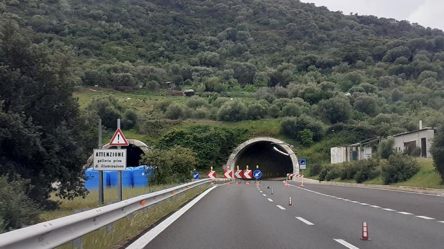 Uno dei cantieri sulla statale 131 dcn (foto Archivio - Secci)