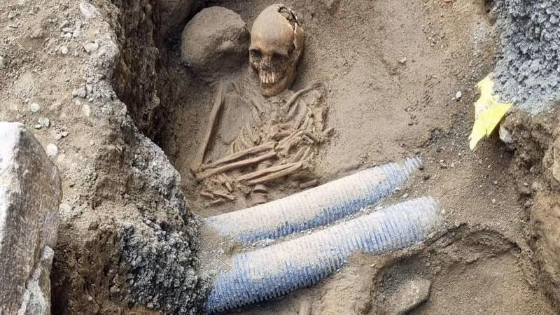Volterra, scheletro medievale tagliato in due da tubi per la telefonia