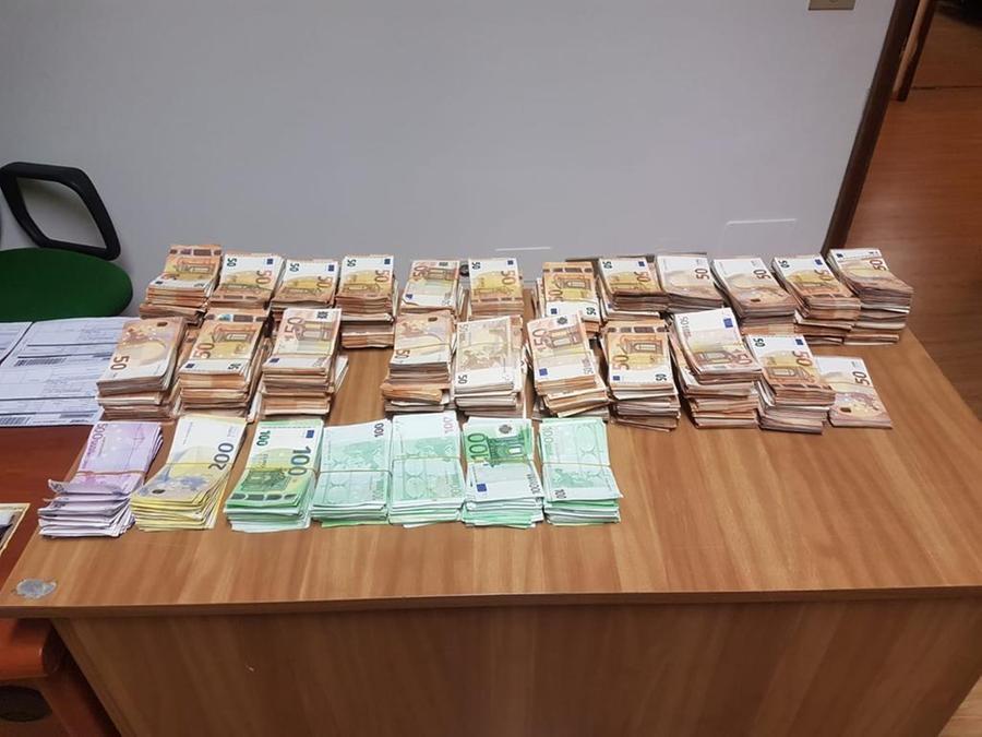 
	Una parte del denaro contante sequestrato dalla guardia di finanza

