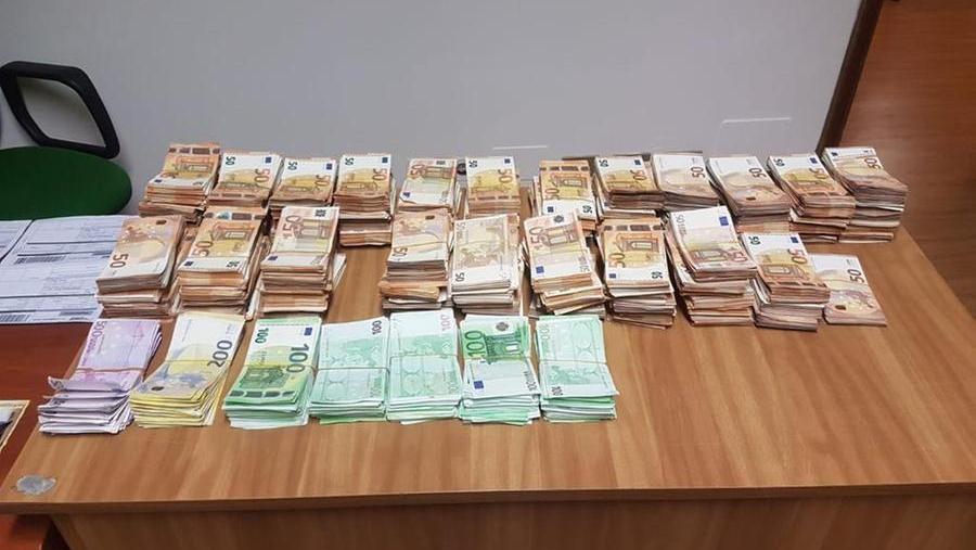 Una parte del denaro contante sequestrato dalla guardia di finanza