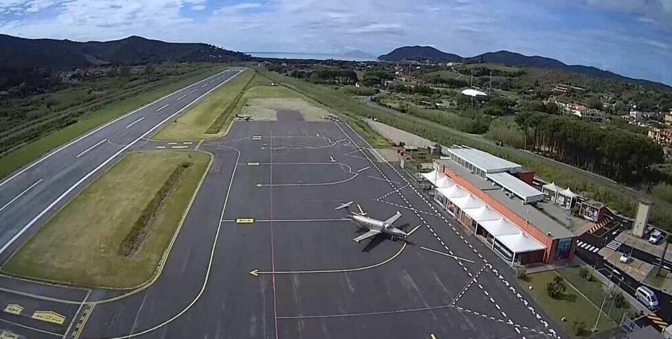 Elba, Legambiente boccia il progetto per la pista dell’aeroporto: «L’ampliamento è un errore»