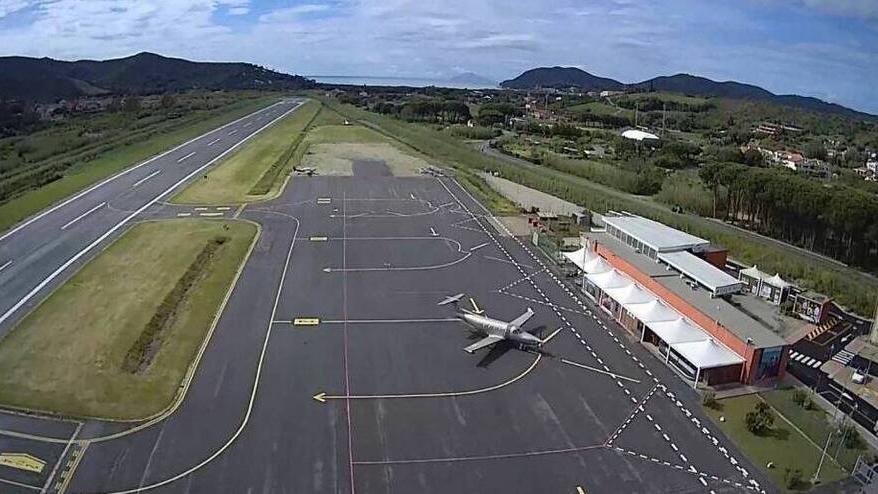 Elba, Legambiente boccia il progetto per la pista dell’aeroporto: «L’ampliamento è un errore»