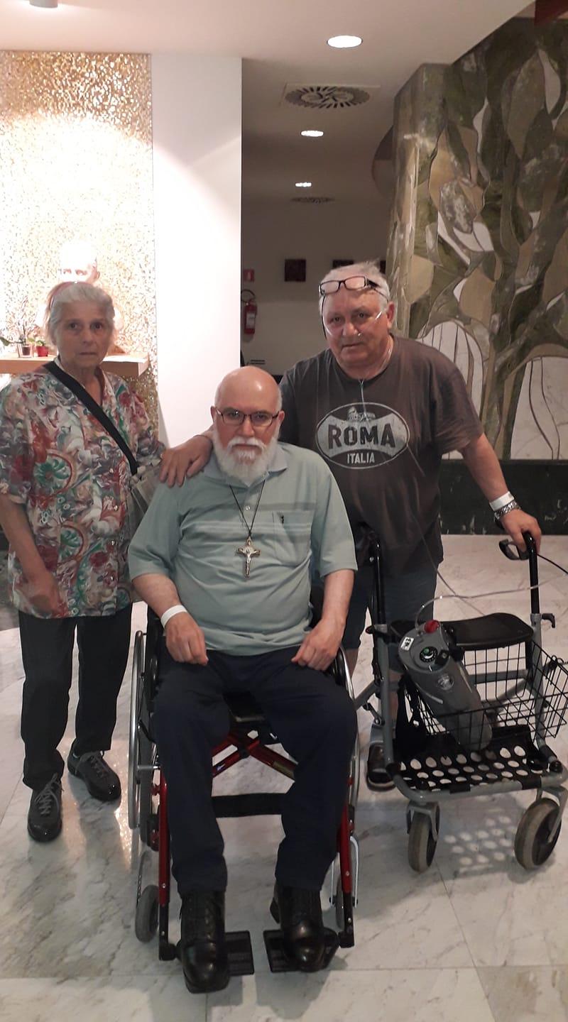 
	Al centro Padre Stefano Maria Cas&agrave; con Salvatore Sessa e la moglie Maria Antonia De Caro

