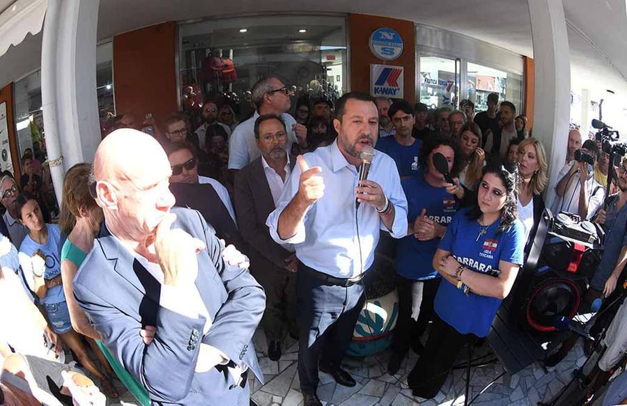 Carrara, calci e pugni ai militanti della Lega: indagati 7 anarchici