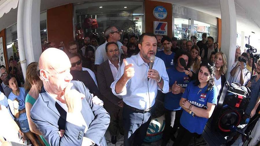 Carrara, calci e pugni ai militanti della Lega: indagati 7 anarchici