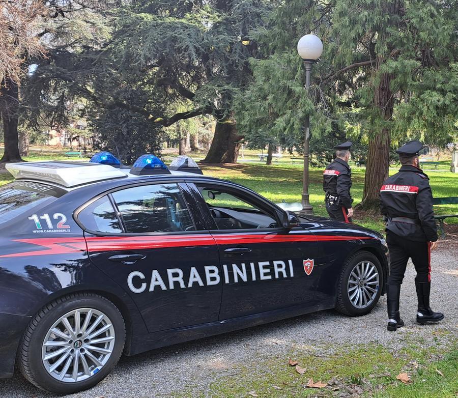 Danneggia l’auto del rivale e lo minaccia, denunciato un 50enne
