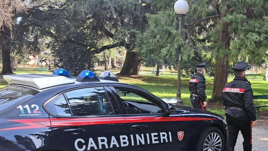 Danneggia l’auto del rivale e lo minaccia, denunciato un 50enne