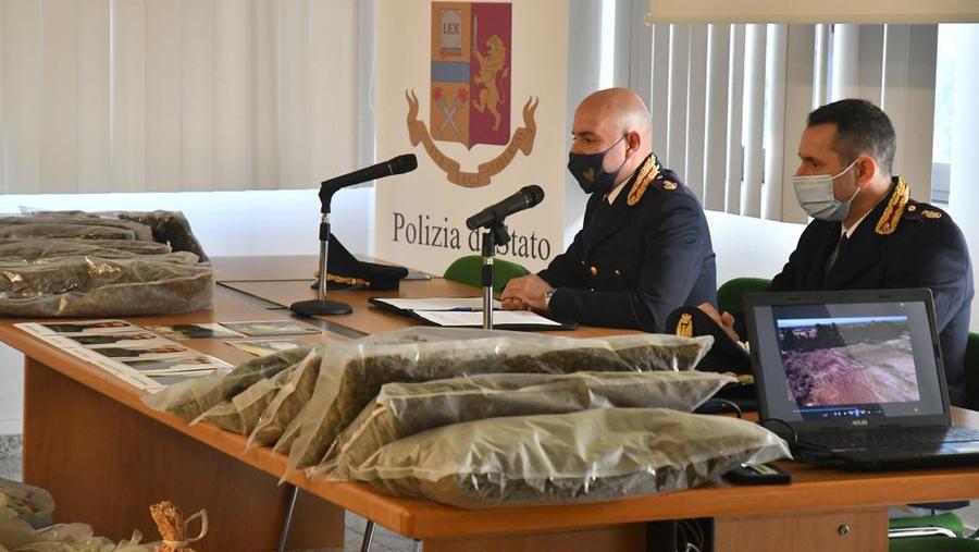 La polizia illustra i dettagli dell'operazione. Sul tavolo parte della droga recuperata