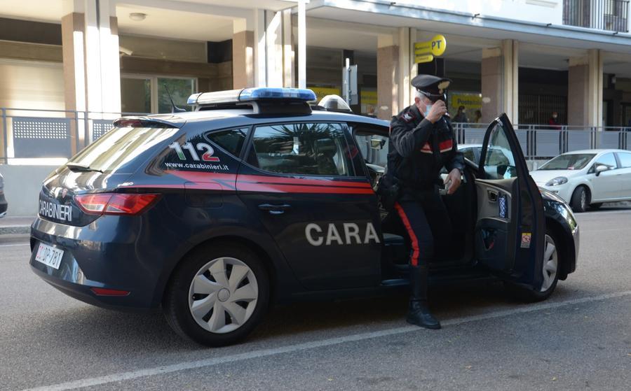 Incendia l’auto di due nigeriani, che tentano di accoltellarlo: denunciati in due