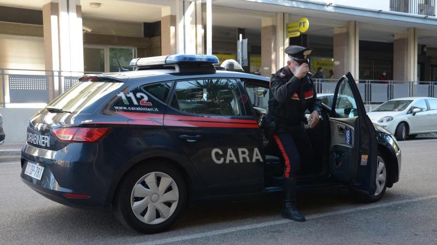 Incendia l’auto di due nigeriani, che tentano di accoltellarlo: denunciati in due