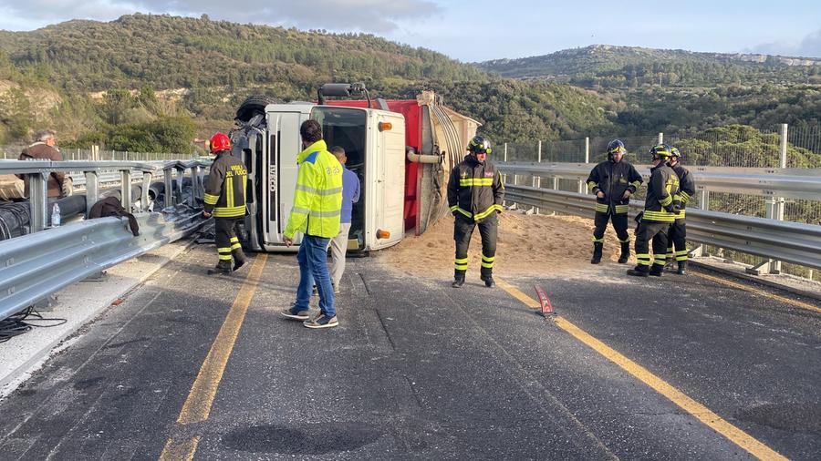 
	L'incidente all'altezza del bivio di Ossi sulla 131 (foto mauro chessa)

