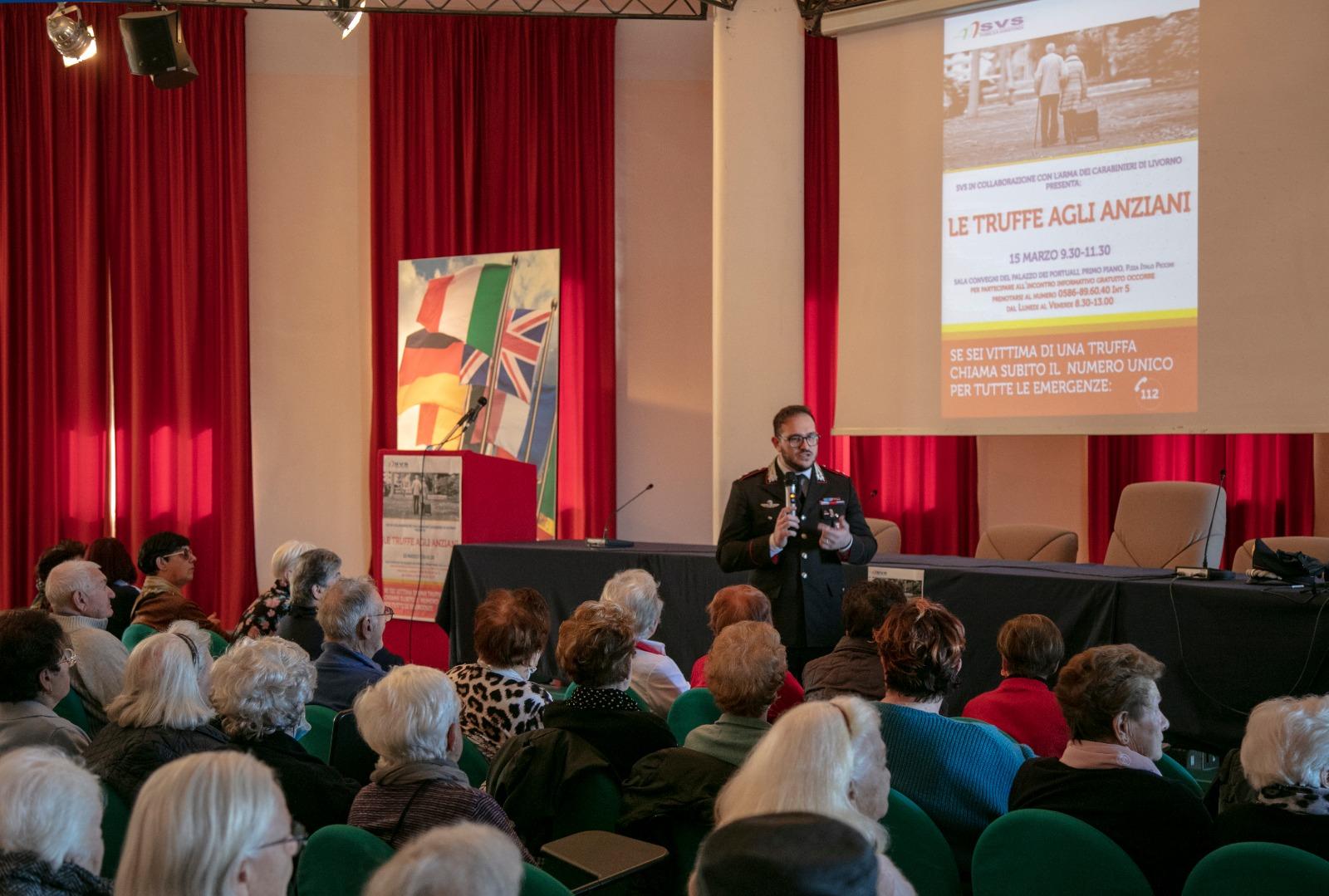 Il maggiore Ugo Chiosi mentre parla agli anziani