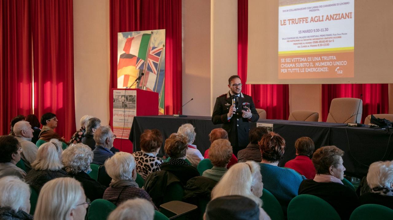 Il maggiore Ugo Chiosi mentre parla agli anziani