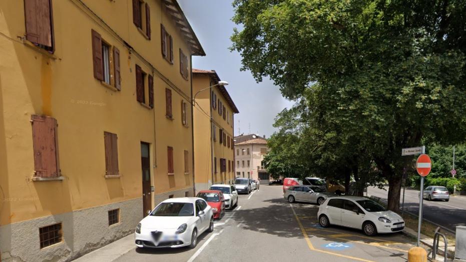 Pavullo. Bimbo resta bloccato in casa