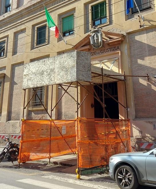 Modena Vicino turbolento a processo per stalking 