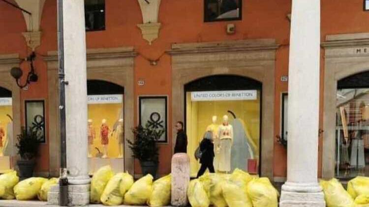 Modena Quel “muro” di sacchi sotto i portici in centro «I problemi sono tanti»