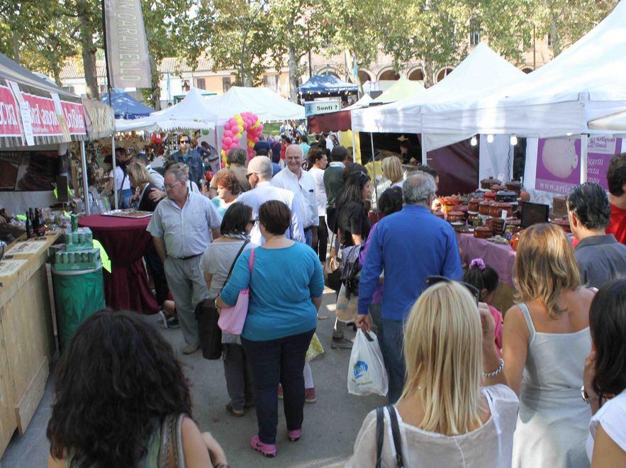 L’Europa in piazza Ariostea Tanta gente e molti affari 