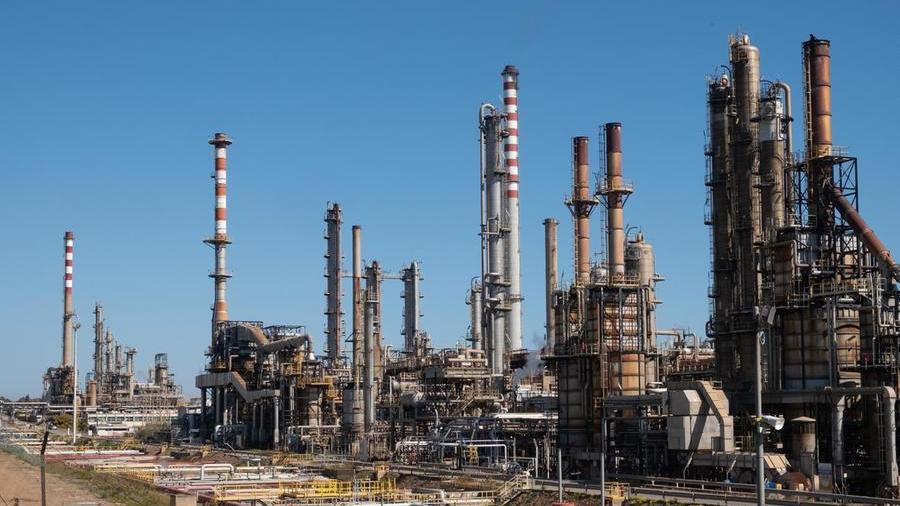 Una delle linee produttive Saras