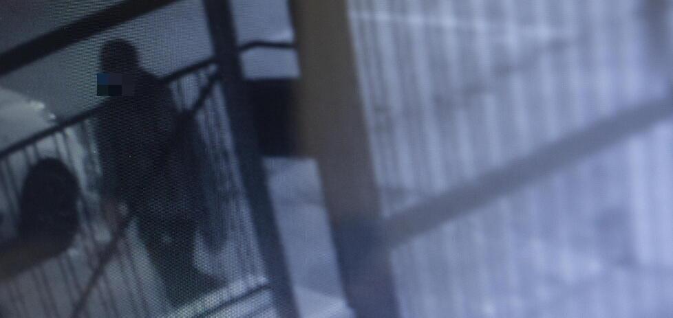 Un fermo immagine di colui che potrebbe essere il rapinatore