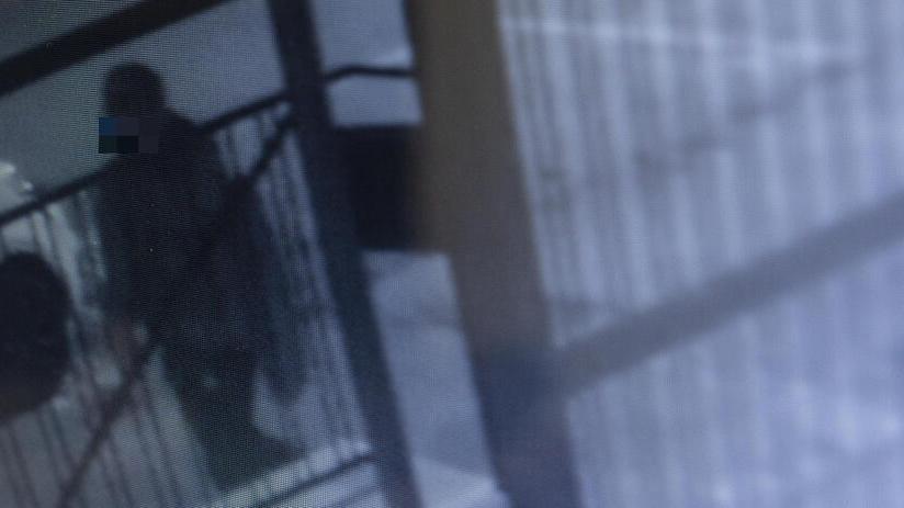 Un fermo immagine di colui che potrebbe essere il rapinatore