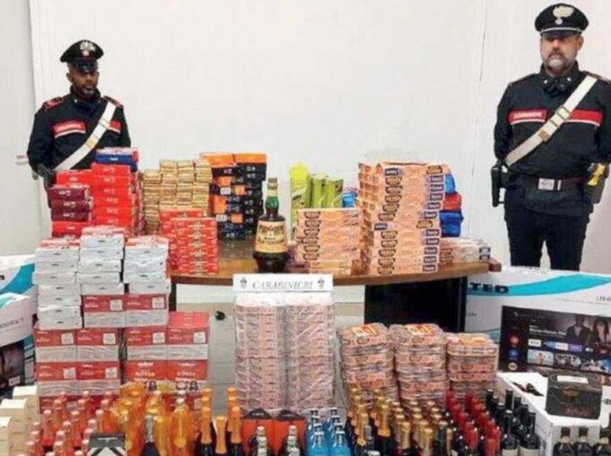 I carabinieri con la merce della Coop trovata durante le perquisizioni a casa