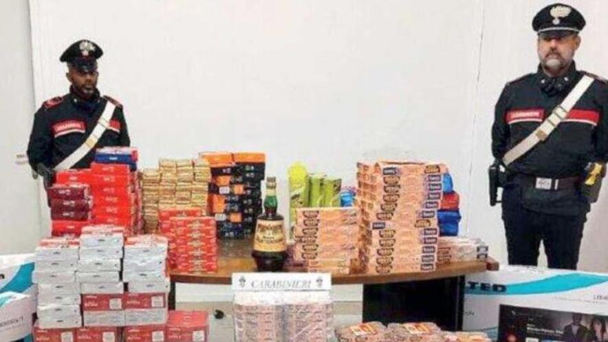 I carabinieri con la merce della Coop trovata durante le perquisizioni a casa