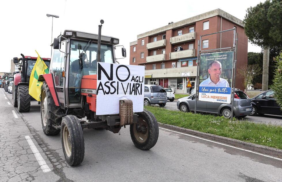 Un corteo a Capannori contro la realiazione degli Assi viari