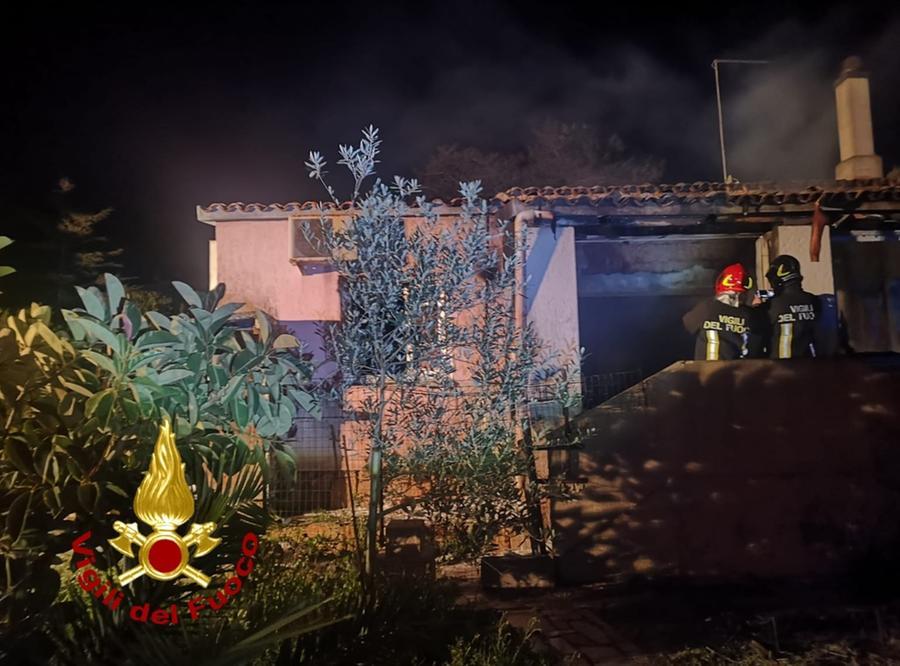 Incendio in una villetta di Rena Majore: danni ingenti