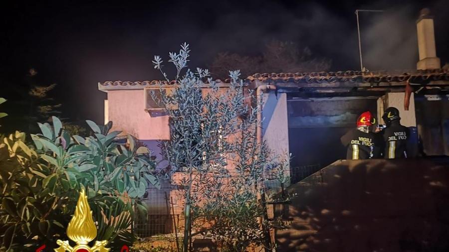 Incendio in una villetta di Rena Majore: danni ingenti