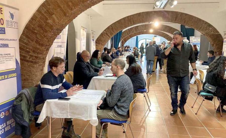 
	I colloqui di lavoro durante la Borsa mercato del lavoro nel turismo a Villa Guerrazzi (foto di Michele Falorni)

