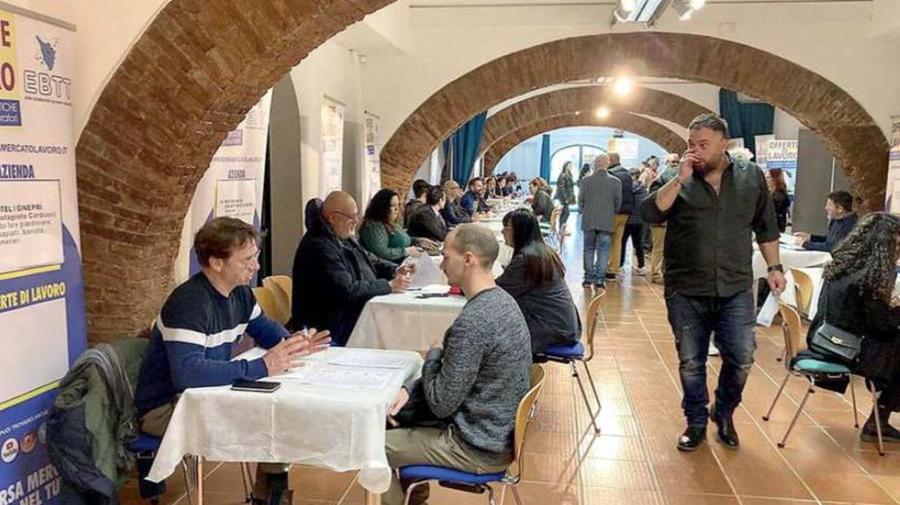 
	I colloqui di lavoro durante la Borsa mercato del lavoro nel turismo a Villa Guerrazzi (foto di Michele Falorni)

