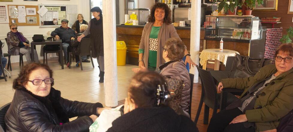 Anziani al centro “Zanni Andrea” di via don Davide Albertario (foto Daniele Stefanini/Agenzia Franco Silvi)