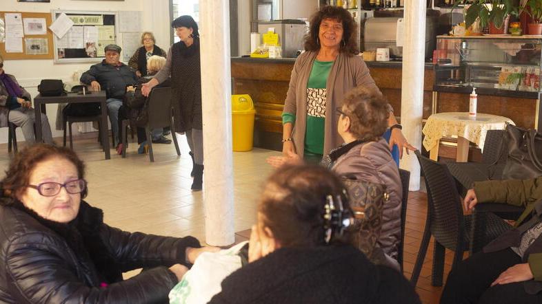 Anziani al centro “Zanni Andrea” di via don Davide Albertario (foto Daniele Stefanini/Agenzia Franco Silvi)