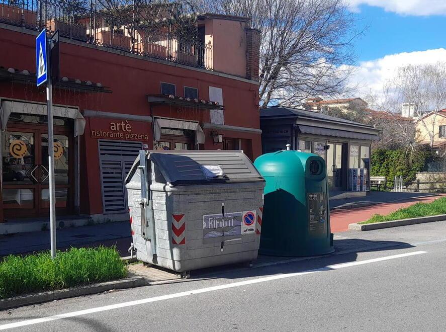 Il vecchio cassonetto non ancora rimosso da Alia in Porta San Marco