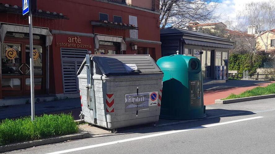 Il vecchio cassonetto non ancora rimosso da Alia in Porta San Marco