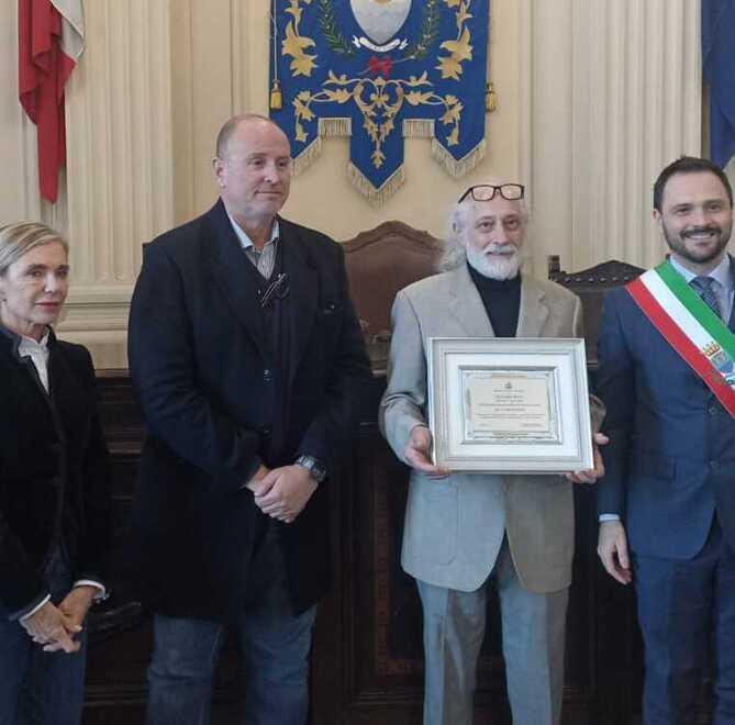 Giovanni Rotti premiato in Comune con il sindaco Luca Baroncini e gli assessori Alessandra Bartolozzi e Alessandro Lumi