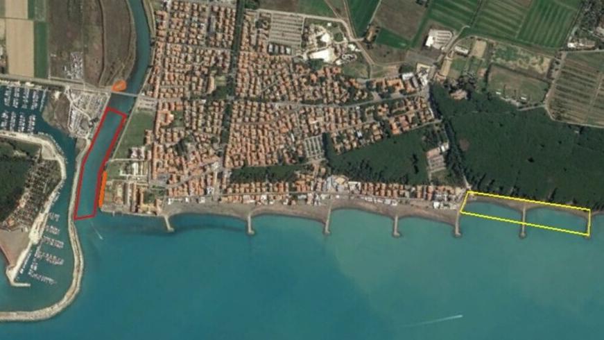 In rosso, il punto del fiume Cecina dal quale saranno prese le sabbie per ripascere la costa (in giallo)