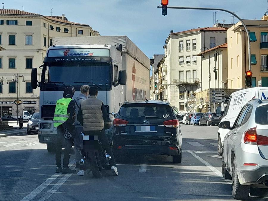Camion contro un’auto al Cisternone: un chilometro di coda