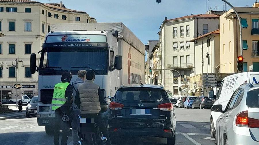 Camion contro un’auto al Cisternone: un chilometro di coda