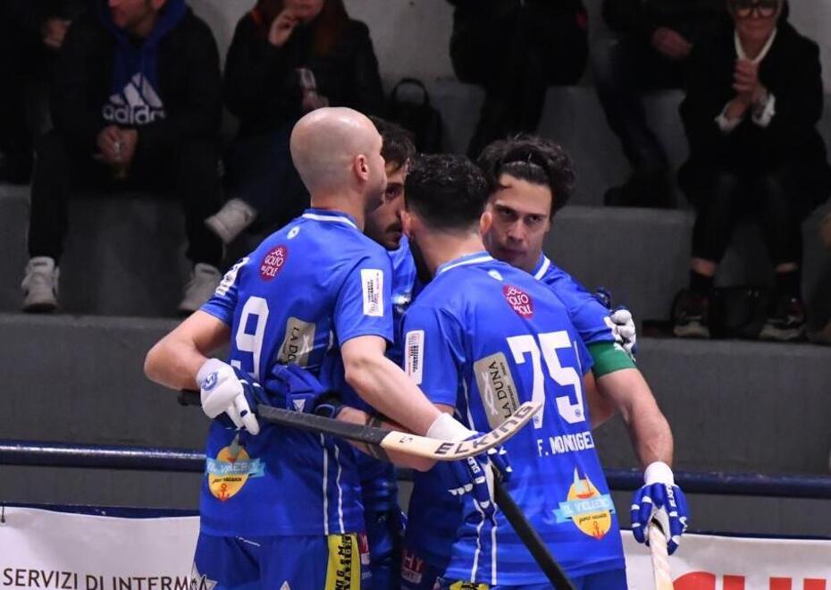 L’esultanza dei giocatori azzurri allenati da coach Sergio Silva (foto Giorgio)